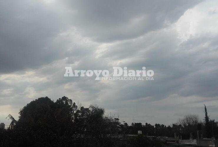 Gris y oscuro. El cielo amenazante anuncia lluvias que se podrían intensificar hacia la noche.