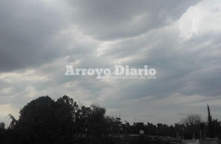 Gris y oscuro. El cielo amenazante anuncia lluvias que se podrían intensificar hacia la noche.