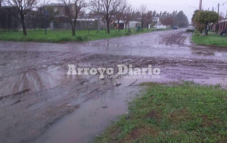 Imagen de Les prometieron cord&oacute;n cuneta, compraron los materiales y esperan las obras