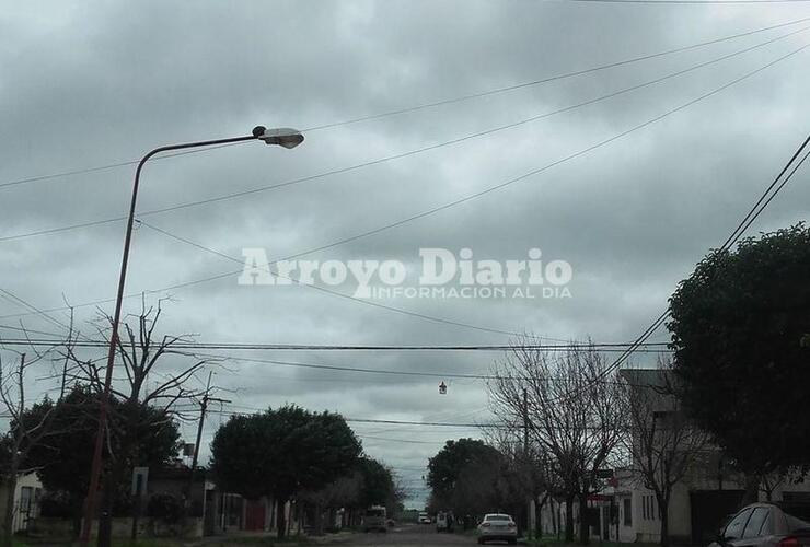 Cielo gris. Desde esta mañana el cielo se mostraba cubierto de nubes grises.