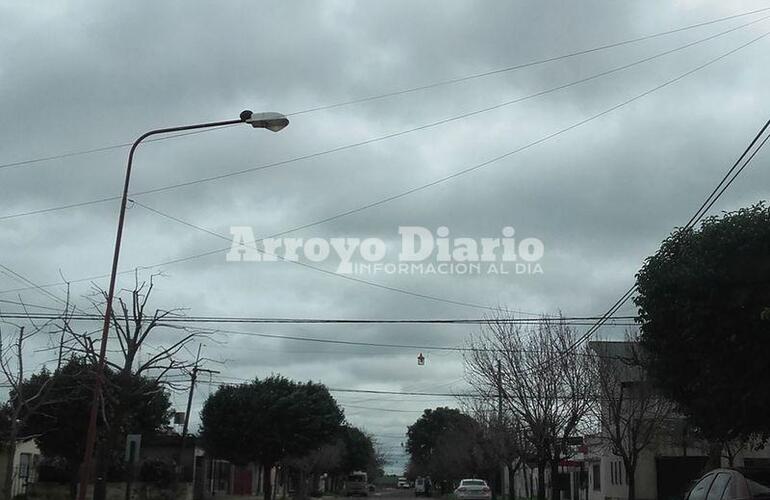 Cielo gris. Desde esta mañana el cielo se mostraba cubierto de nubes grises.