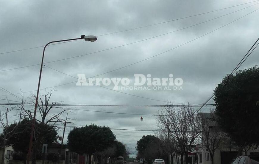 Cielo gris. Desde esta ma&ntilde;ana el cielo se mostraba cubierto de nubes grises.