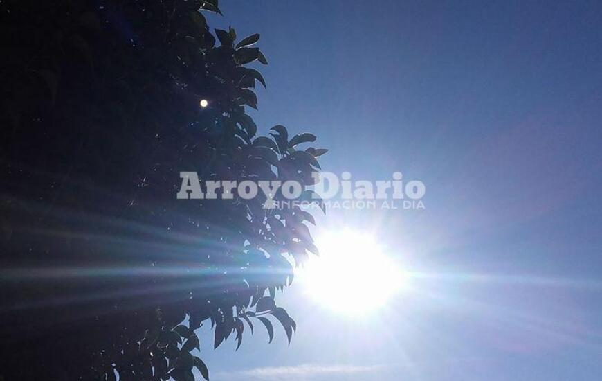 Imagen de Otro d&iacute;a de cielo despejado