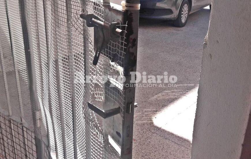 Sobre el accionar. Los ladrones violentaron dos puertas para ingresar al interior de la casa.