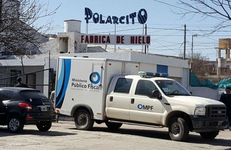 En el lugar. Los cuerpos son retirados del lugar por Polic&iacute;a Judicial.