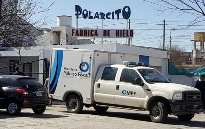 En el lugar. Los cuerpos son retirados del lugar por Polic&iacute;a Judicial.