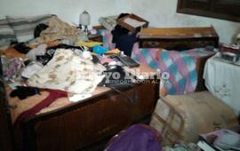 La habitación. Los ladrones buscaban efectivo y así dejaron el cuarto de la mujer.