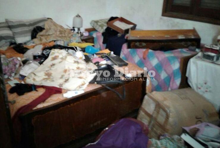 La habitación. Los ladrones buscaban efectivo y así dejaron el cuarto de la mujer.