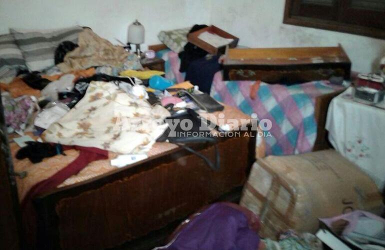 La habitación. Los ladrones buscaban efectivo y así dejaron el cuarto de la mujer.