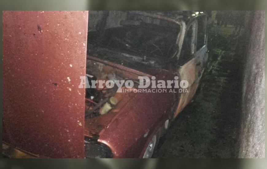 R12. As&iacute; qued&oacute; el auto luego de que las llamas lo consumieran casi por completo.
