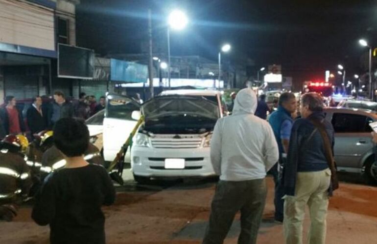 Imagen de Se le trabó la marcha atrás y atropelló a 6 personas