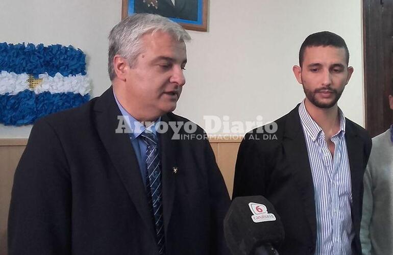 Toma de juramento. Nizar Esper junto a Franco Ruccia esta mañana en la municipalidad.