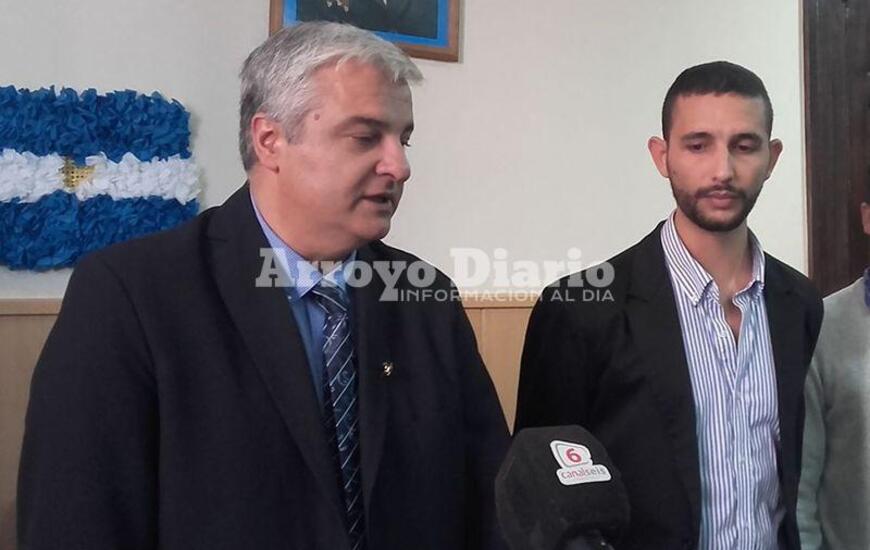 Toma de juramento. Nizar Esper junto a Franco Ruccia esta ma&ntilde;ana en la municipalidad.