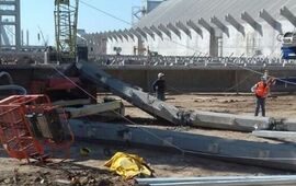 Una viga rota en la planta de Renova en Timb&uacute;es.