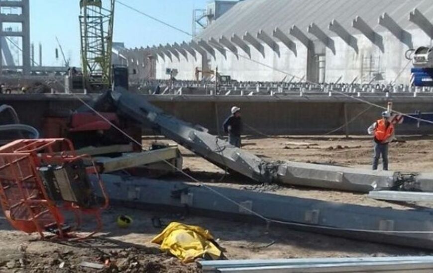 Una viga rota en la planta de Renova en Timb&uacute;es.