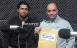 Con documento en mano. Tacconi y Mazzoni en representaci&oacute;n de todos los integrantes de la cooperadora dieron a conocer la excelente noticia.