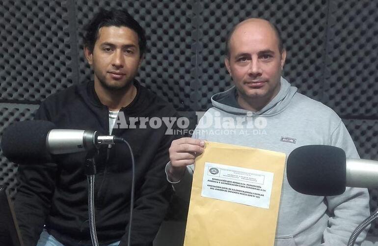 Con documento en mano. Tacconi y Mazzoni en representación de todos los integrantes de la cooperadora dieron a conocer la excelente noticia. Con documento en mano. Tacconi y Mazzoni en representación de todos los integrantes de la cooperadora dieron a conocer la excelente noticia.