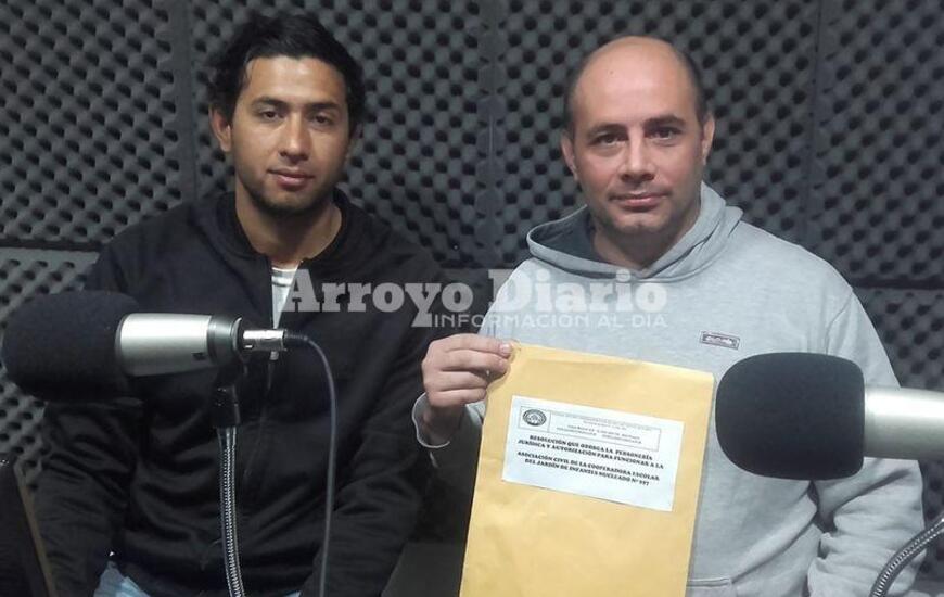 Con documento en mano. Tacconi y Mazzoni en representaci&oacute;n de todos los integrantes de la cooperadora dieron a conocer la excelente noticia.