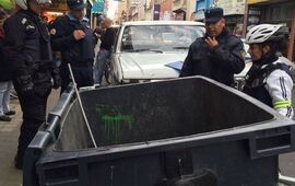 La polic&iacute;a cordobesa en el lugar donde apareci&oacute; esta ma&ntilde;ana la criatura. Foto: Cadena 3