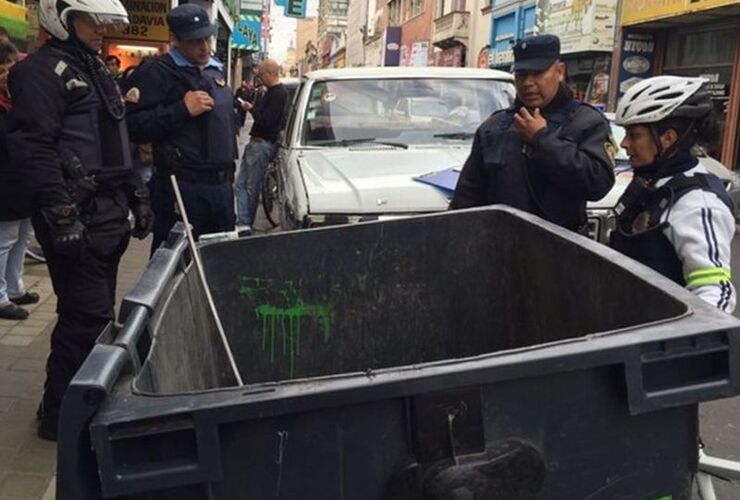 La policía cordobesa en el lugar donde apareció esta mañana la criatura. Foto: Cadena 3