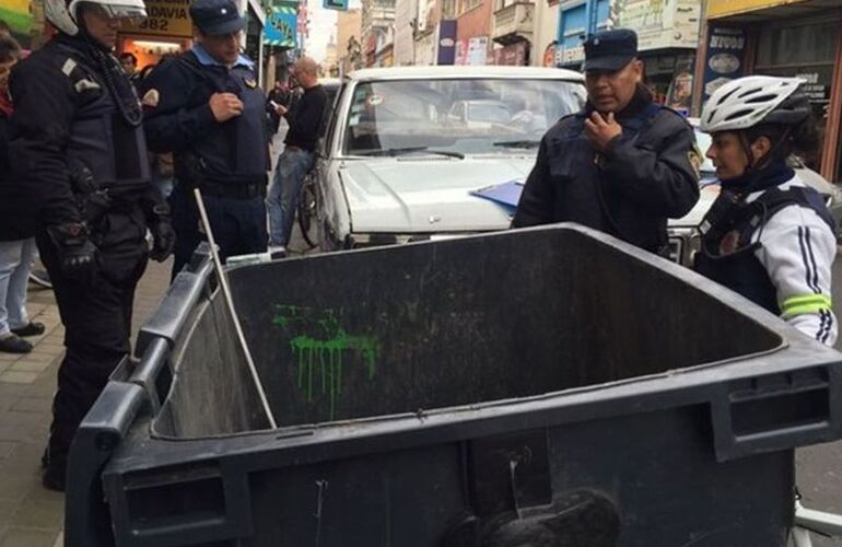 La policía cordobesa en el lugar donde apareció esta mañana la criatura. Foto: Cadena 3