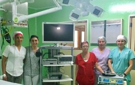 Contentos. Los cirujanos compararon con una Ferrari, el equipamiento recibido para el quir&oacute;fano del Hospital villense. Foto: Diario El Sur