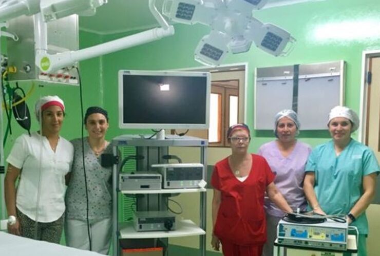 Contentos. Los cirujanos compararon con una Ferrari, el equipamiento recibido para el quirófano del Hospital villense. Foto: Diario El Sur