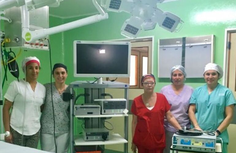 Contentos. Los cirujanos compararon con una Ferrari, el equipamiento recibido para el quirófano del Hospital villense. Foto: Diario El Sur