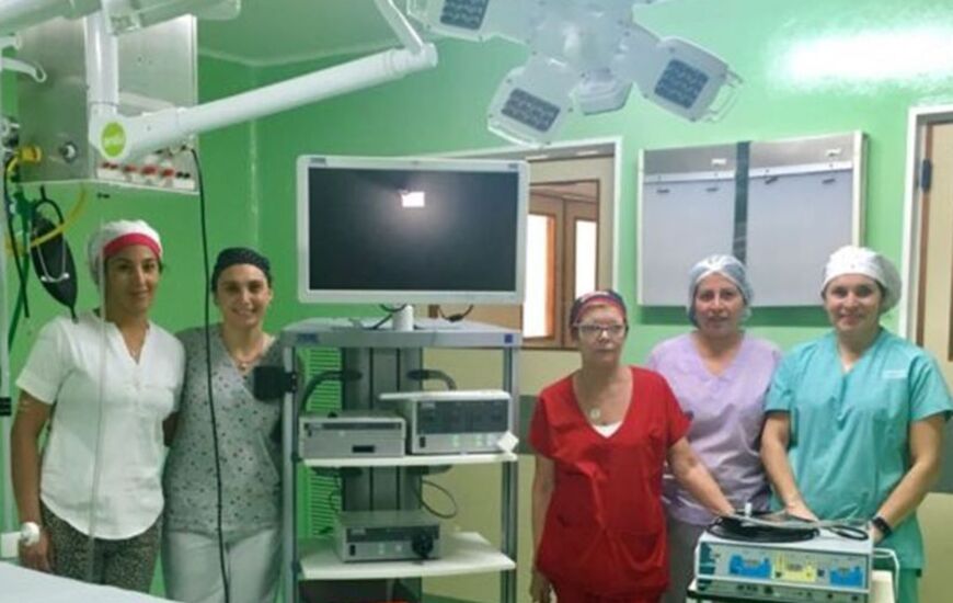 Contentos. Los cirujanos compararon con una Ferrari, el equipamiento recibido para el quir&oacute;fano del Hospital villense. Foto: Diario El Sur