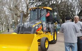 En la Plaza. La retro fue expuesta en la Plaza 9 de Julio para que los vecinos puedan conocer la nueva máquina que llegó para Arroyo Seco.