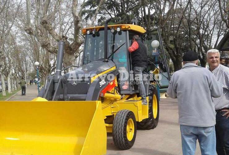 En la Plaza. La retro fue expuesta en la Plaza 9 de Julio para que los vecinos puedan conocer la nueva máquina que llegó para Arroyo Seco.