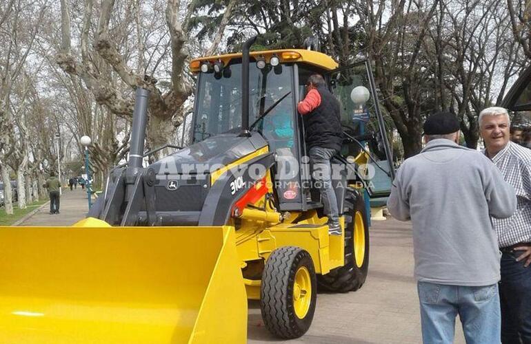 En la Plaza. La retro fue expuesta en la Plaza 9 de Julio para que los vecinos puedan conocer la nueva máquina que llegó para Arroyo Seco. En la Plaza. La retro fue expuesta en la Plaza 9 de Julio para que los vecinos puedan conocer la nueva máquina que llegó para Arroyo Seco.