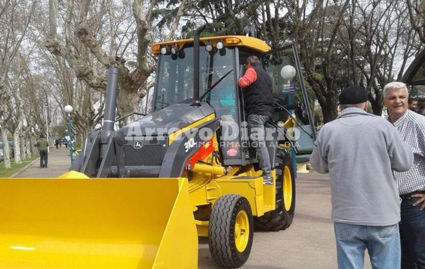 En la Plaza. La retro fue expuesta en la Plaza 9 de Julio para que los vecinos puedan conocer la nueva m&aacute;quina que lleg&oacute; para Arroyo Seco.