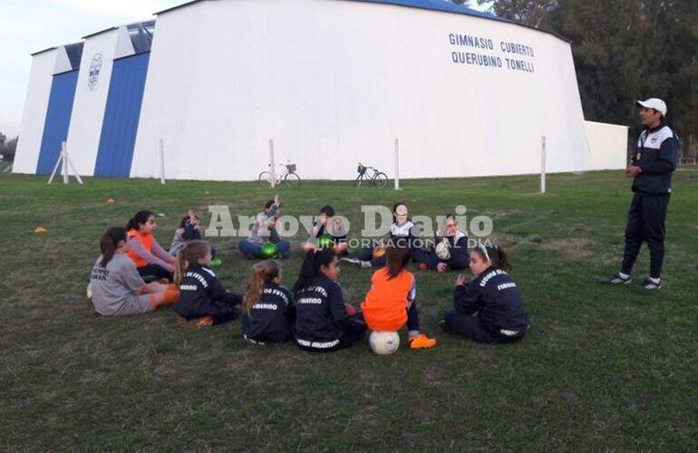 Imagen de La Escuela de Fútbol Femenino apuesta a la integración