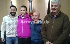 En la Muni. Los deportistas junto a las autoridades municipales. Foto: Nicolás Trabaina