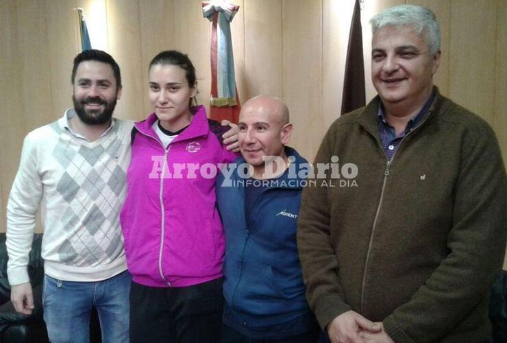 En la Muni. Los deportistas junto a las autoridades municipales. Foto: Nicol&aacute;s Trabaina