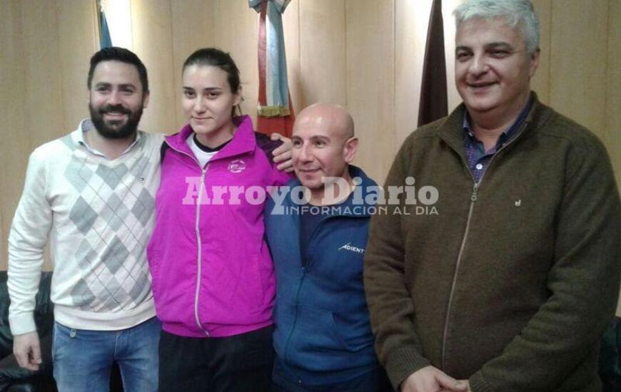 En la Muni. Los deportistas junto a las autoridades municipales. Foto: Nicol&aacute;s Trabaina