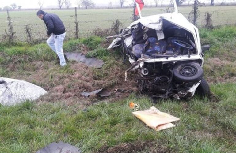 Imagen de Un muerto y dos heridos al chocar un camión contra un auto en la ruta 33 cerca de Pujato