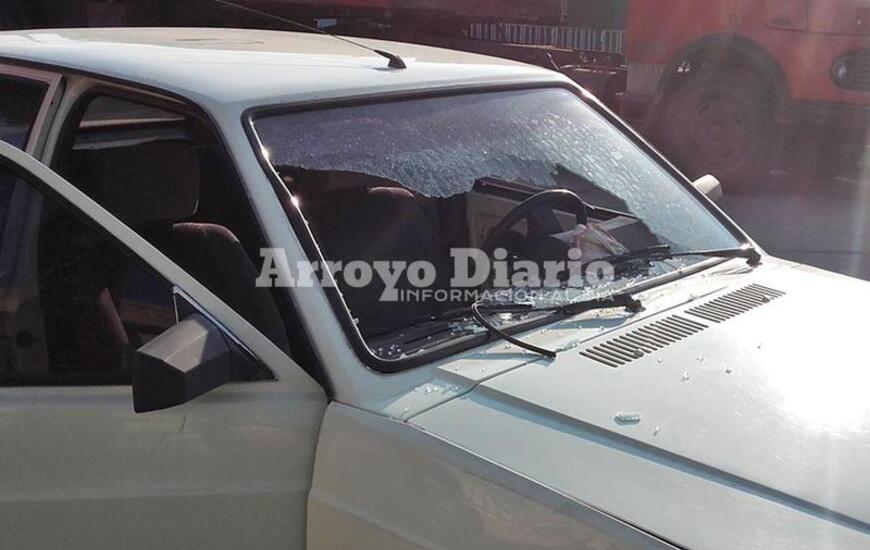 Fuerte impacto. El golpe contra el rodado fue tal que se aboll&oacute; parte de la carrocer&iacute;a y el parabrisas result&oacute; roto.