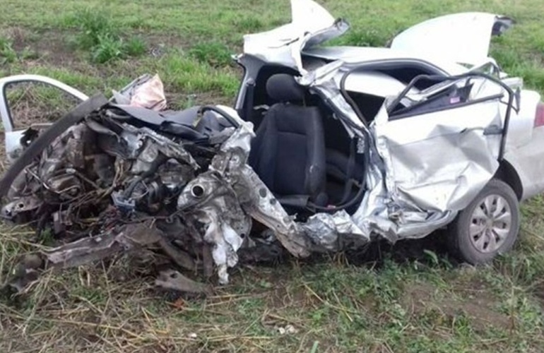 Imagen de Un policía murió tras chocar el auto en el que viajaba contra un acoplado cerca de Melincué