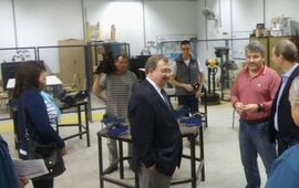 En la imagen. El senador durante su recorrido por la EETP N&deg; 650. Foto: Twitter