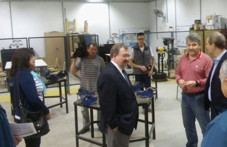 En la imagen. El senador durante su recorrido por la EETP N&deg; 650. Foto: Twitter