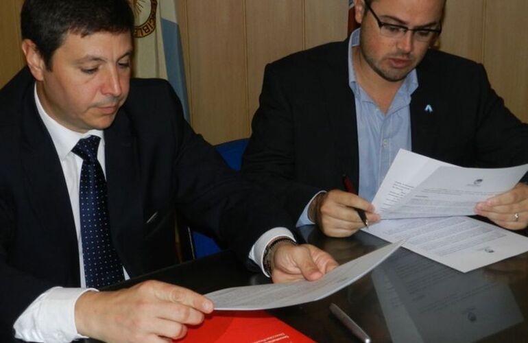 En 2015. El 8 de junio de 2015, Gres y Leone firmaban el acuerdo que se venció y que ahora la provincia se comprometió a prorrogar. Foto: Gob. de Santa Fe En 2015. El 8 de junio de 2015, Gres y Leone firmaban el acuerdo que se venció y que ahora la provincia se comprometió a prorrogar. Foto: Gob. de Santa Fe