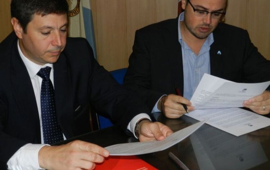 En 2015. El 8 de junio de 2015, Gres y Leone firmaban el acuerdo que se venci&oacute; y que ahora la provincia se comprometi&oacute; a prorrogar. Foto: Gob. de Santa Fe