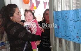 Bienvenida Martina. Con un gran cartel y el cariño de sus más allegados, la pequeña fue recibida en su nuevo hogar. Foto: Nicolás Trabaina