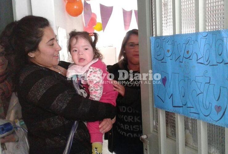 Bienvenida Martina. Con un gran cartel y el cariño de sus más allegados, la pequeña fue recibida en su nuevo hogar. Foto: Nicolás Trabaina