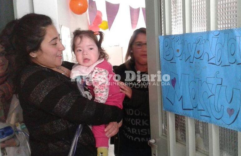 Bienvenida Martina. Con un gran cartel y el cariño de sus más allegados, la pequeña fue recibida en su nuevo hogar. Foto: Nicolás Trabaina