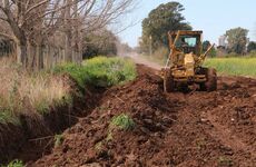 Camino de tierra. La máquina trabajando sobre el camino que une Arroyo Seco con General Lagos. Foto: Municipalidad