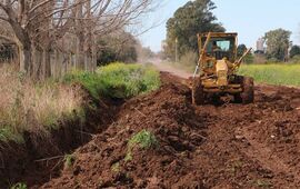 Camino de tierra. La m&aacute;quina trabajando sobre el camino que une Arroyo Seco con General Lagos. Foto: Municipalidad