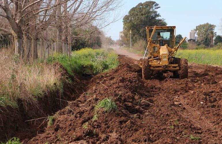 Camino de tierra. La máquina trabajando sobre el camino que une Arroyo Seco con General Lagos. Foto: Municipalidad